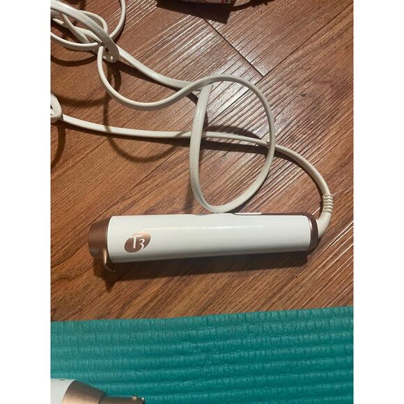 T3 Curling Iron 1.25" Ceramic Barrel – SinglePass Technology – Pro Hair Tool - Picture 4 of 8